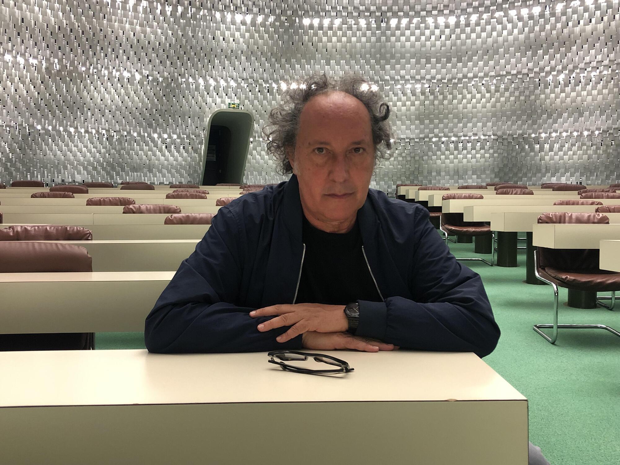 Fulvio Abbate, Parigi, fotografato nella sala della direzione del Partito comunista francese, place du Colonel Fabien, Parigi, opera di Oscar Niemeyer