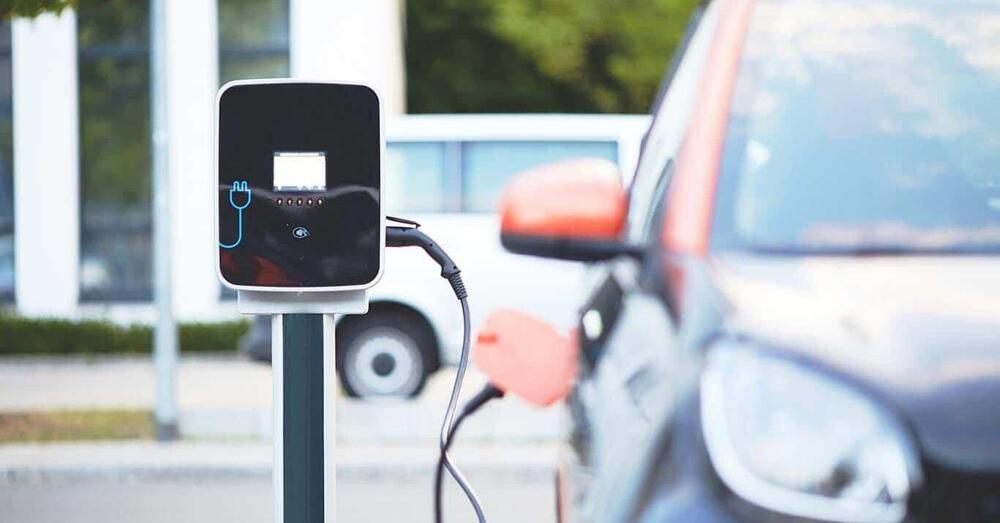 Svolta per l&rsquo;auto elettrica: scoperte batterie che si ricaricano all&rsquo;istante