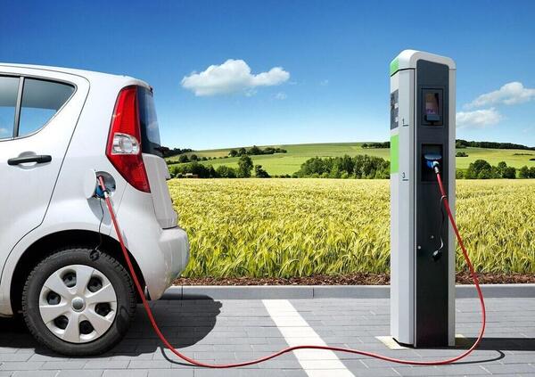 Svolta per l&rsquo;auto elettrica: scoperte batterie che si ricaricano all&rsquo;istante