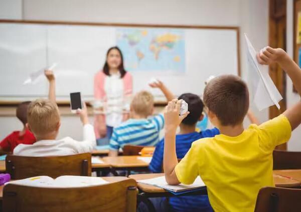 Scuola nel caos? Stefano Zecchi: &ldquo;Un prof non pu&ograve; educare un maleducato, dove sono i genitori?&rdquo;. E sugli psicologi...