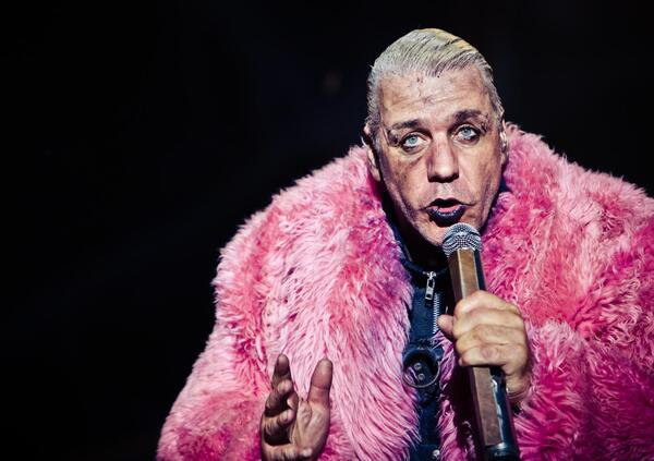 Lindemann (Rammstein) e le molestie? Ce le ha sempre &ldquo;confessate&rdquo; nelle sue canzoni: ecco quali