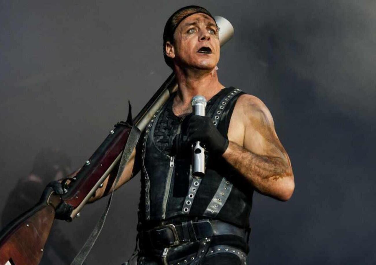 I fan dei Rammstein sono peggio di Till Lindemann? A leggere i commenti s&igrave;: &ldquo;Le molestie? Se le cercano...&rdquo;