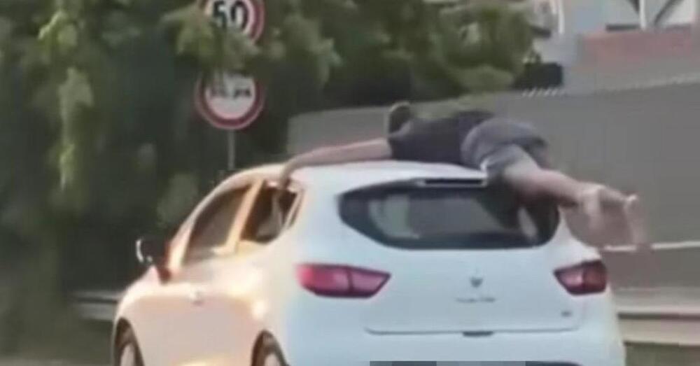 Festeggia la maturit&agrave; aggrappato al tettuccio dell&#039;auto. Da come si comporta, altro che maturo...[VIDEO]