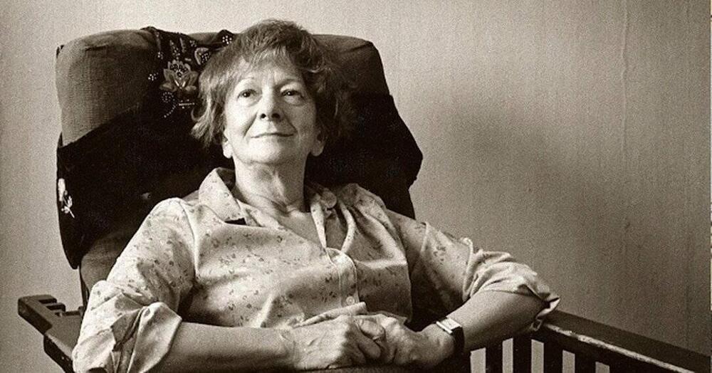 Cento anni di Szymborska. Del Sarto, la traduttrice delle poesie giovanili: &ldquo;Sapeva parlare di grandi temi senza manierismi&rdquo;. Ma in Italia qualcuno sa scrivere cos&igrave;?  