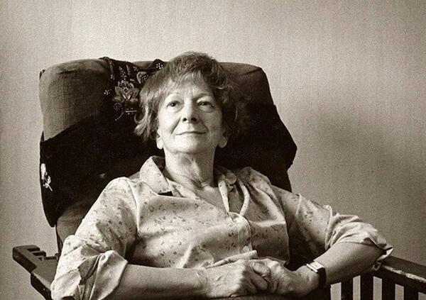 Cento anni di Szymborska. Del Sarto, la traduttrice delle poesie giovanili: &ldquo;Sapeva parlare di grandi temi senza manierismi&rdquo;. Ma in Italia qualcuno sa scrivere cos&igrave;?  