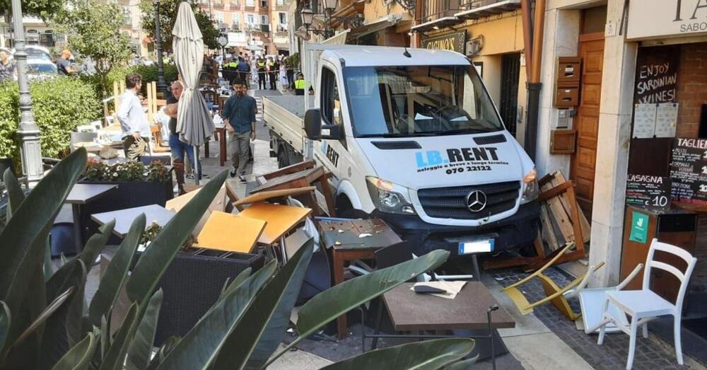 Camion finisce dentro un bar seminando il panico [VIDEO]