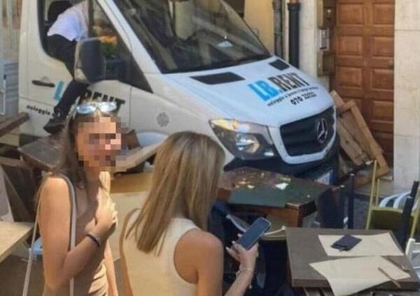 Camion finisce dentro un bar seminando il panico [VIDEO]