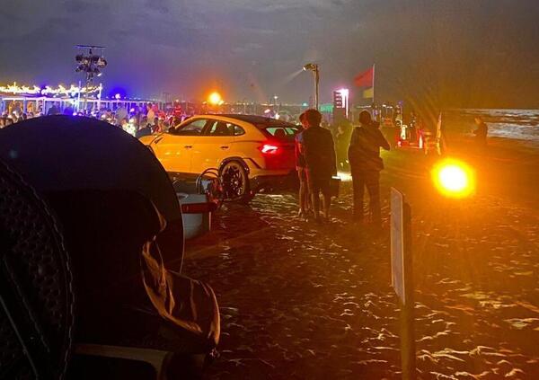 Festa in spiaggia a Forte dei Marmi con Bonucci e la Chiatti, il party hard con auto di lusso e acrobati scatena la polemica