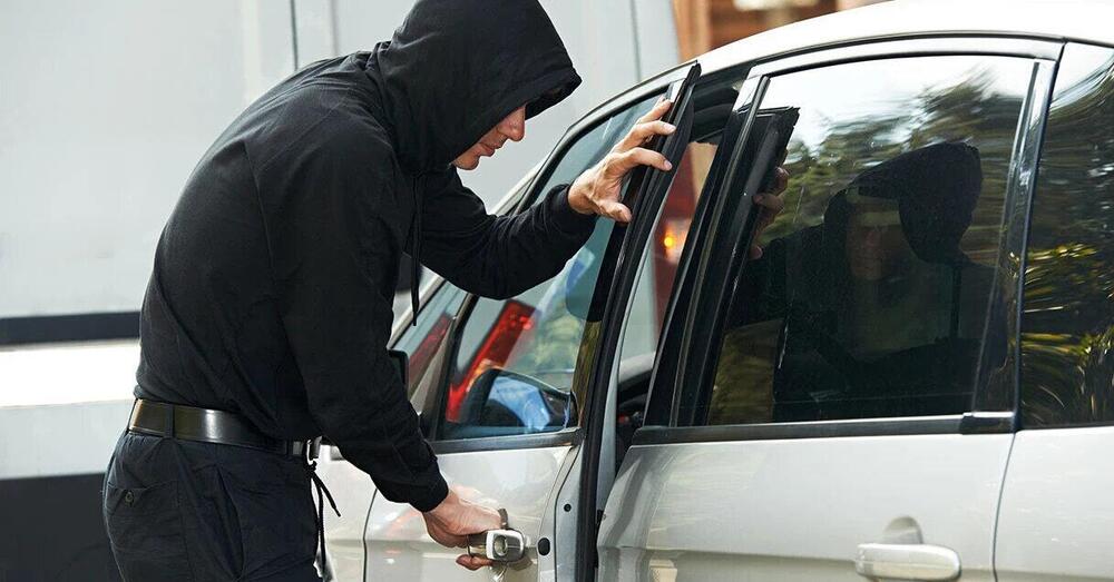 Suv da 100 mila euro rubato. I ladri cambiano la carrozzeria, ma dimenticano il gps