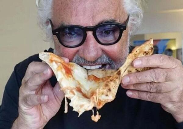 Siamo andati a mangiare da Briatore a Roma. La pizza? Bona! Il conto? Sono gli standard internazionali bellezza. E abbiamo scoperto il &ldquo;crazy bread&rdquo;