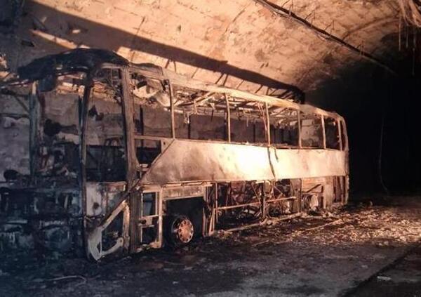 Il pullman di turisti va a fuoco in una galleria sull&rsquo;A12. Oltre 30 persone in ospedale