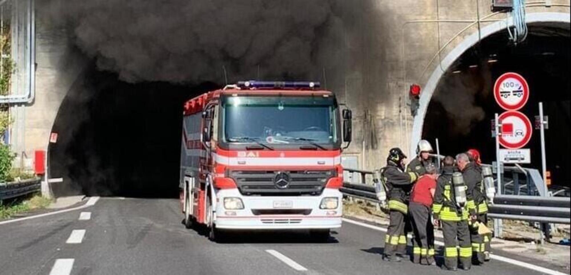 I vigili del fuoco hanno impiegato oltre 3 ore per spegnere le fiamme