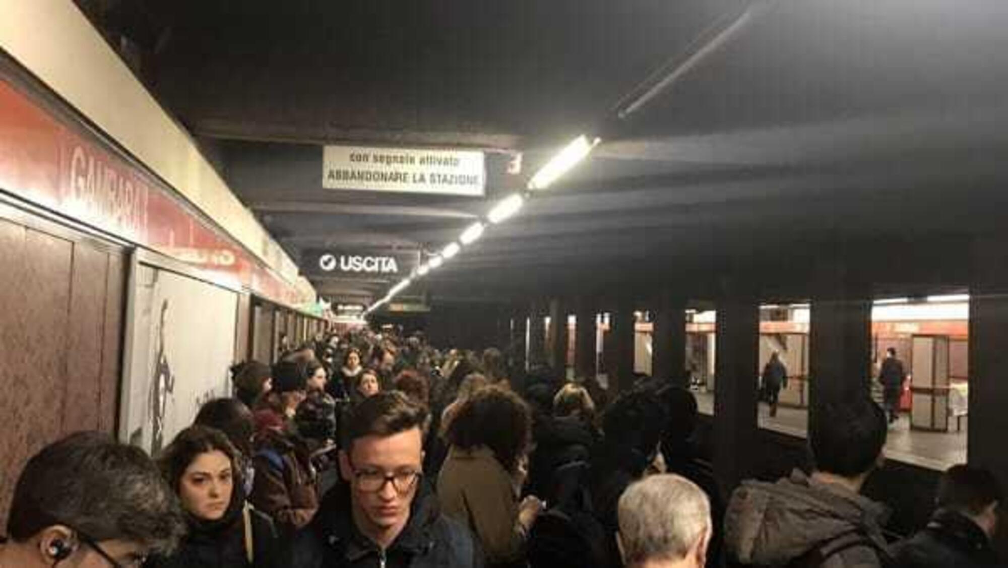 Metro rossa folla di passeggeri 