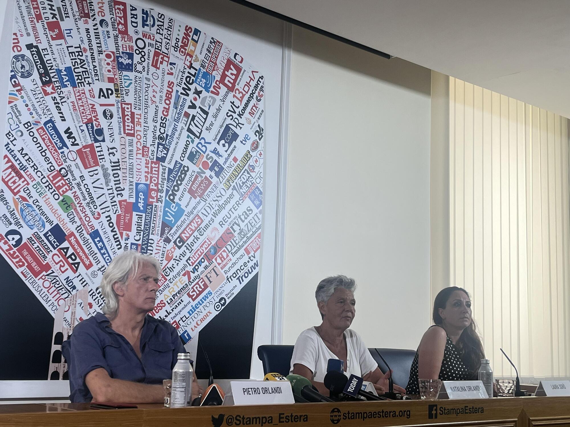 Pietro e Natalina Orlandi insieme all&#039;avvocatessa Laura Sgr&ograve; alla conferenza stampa presso l&#039;Associazione della stampa estera