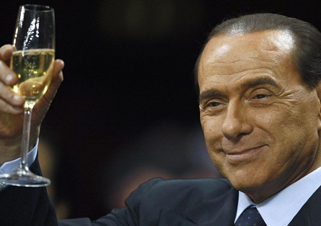 Champagne e biscottino: il racconto degli incontri surreali con Berlusconi del figlio del suo dentista, a un mese dalla morte di Silvio
