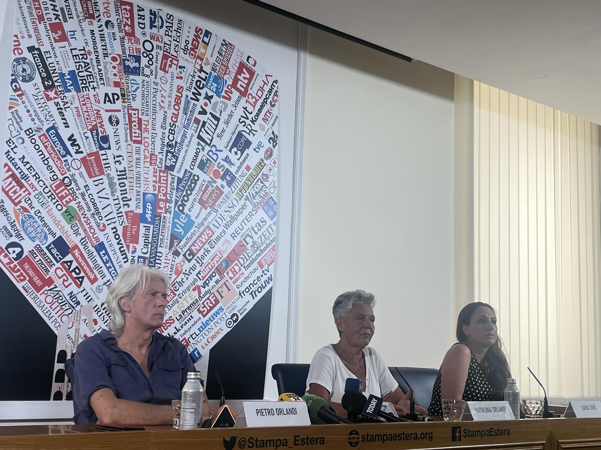 Pietro e Natalina Orlandi insieme all'avvocatessa Laura Sgrò alla conferenza stampa presso l'Associazione della stampa estera
