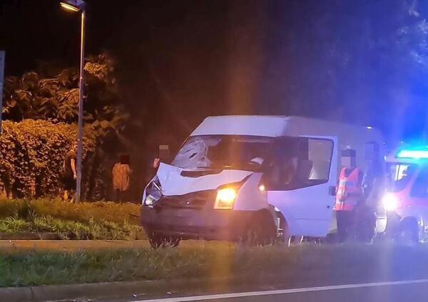 Senza patente e ubriaco, falcia con il furgone due ragazzi in bici. Salvini: &ldquo;Rabbia per questo delinquente&rdquo;