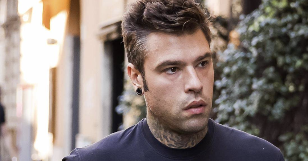 Fedez &ldquo;giustiziere&rdquo; di Milano? Segnala un parcheggiatore abusivo alla polizia e arriva la multa 