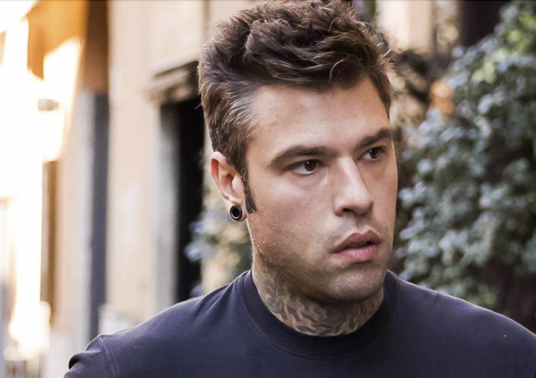 Fedez &ldquo;giustiziere&rdquo; di Milano? Segnala un parcheggiatore abusivo alla polizia e arriva la multa 