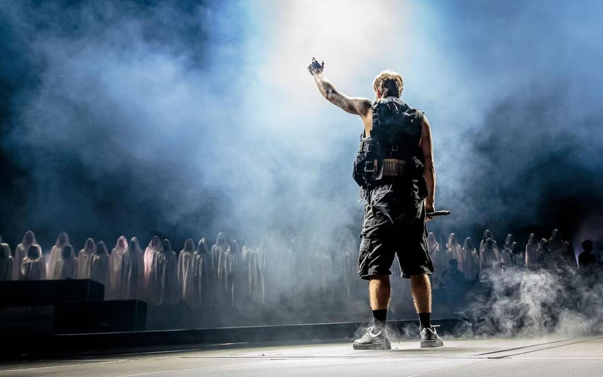 Blanco durante il concerto a Milano