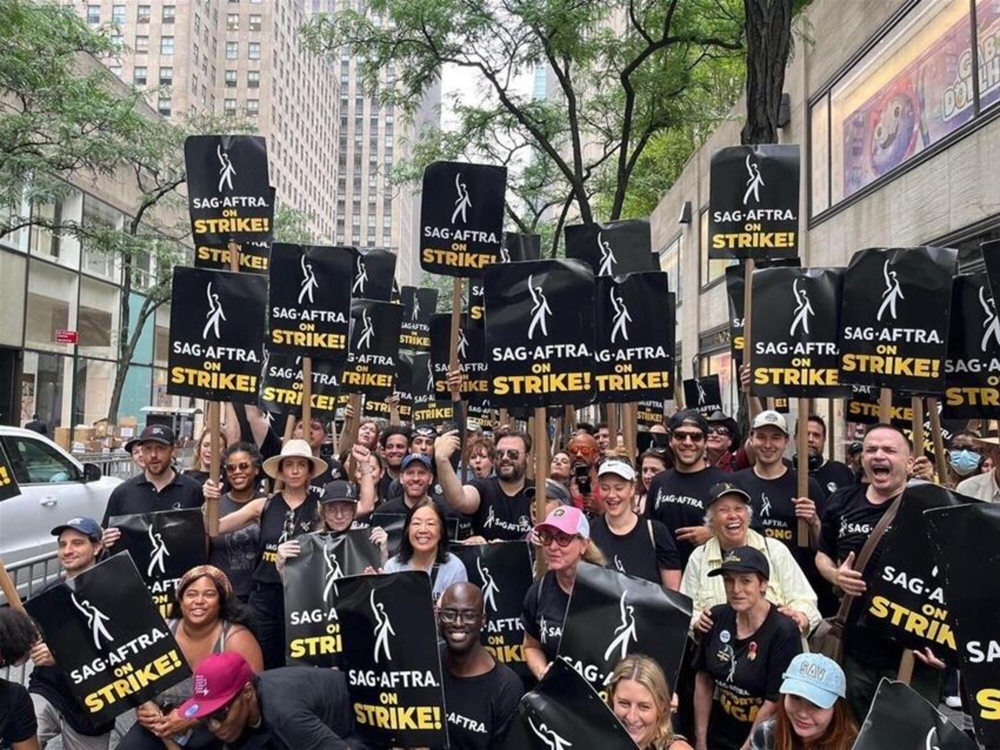 Le proteste degli attori e degli sceneggiatori a Los Angeles