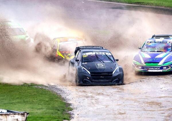 Due auto elettriche da corsa prendono fuoco al World Rallycross. La colpa? Erano elettriche...