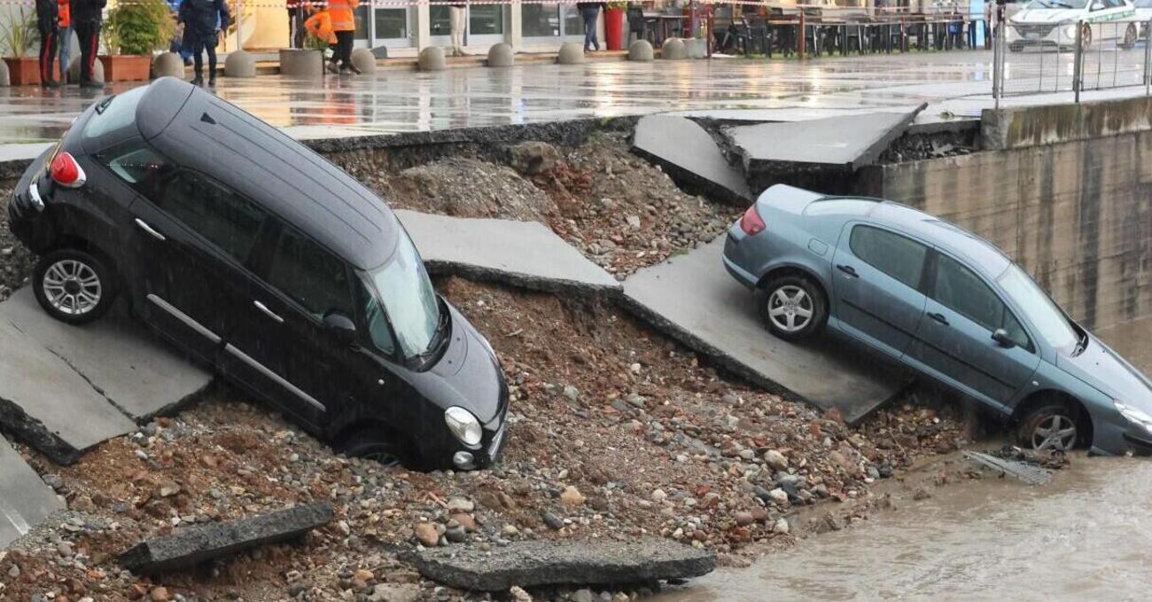 Il maltempo devasta le zone gi&agrave; colpite dall&#039;alluvione: molte anche le auto danneggiate [VIDEO]