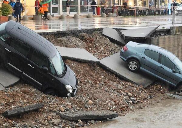 Il maltempo devasta le zone gi&agrave; colpite dall&#039;alluvione: molte anche le auto danneggiate [VIDEO]