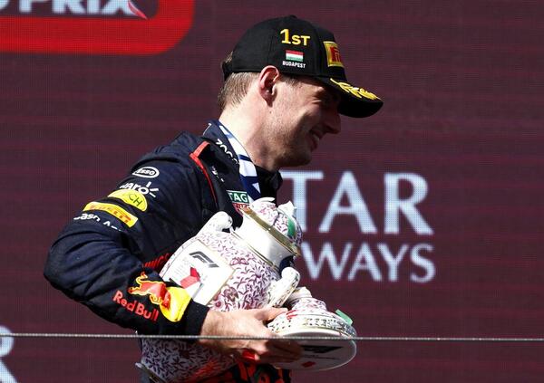 Quanto costa il trofeo di Max Verstappen rotto sul podio da Lando Norris 