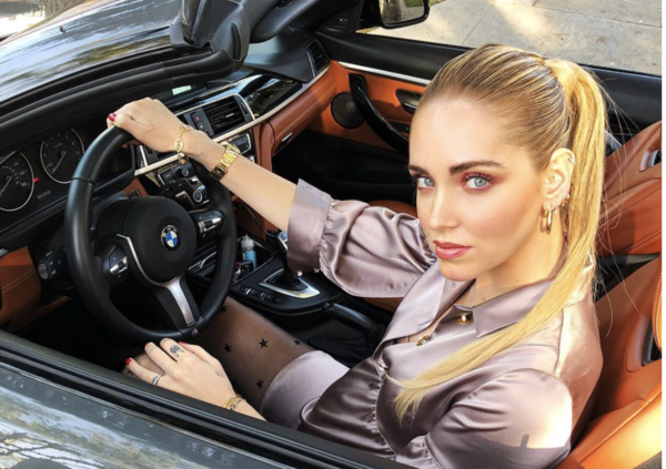 Chiara Ferragni fa pubblicit&agrave; a un&rsquo;auto elettrica, ma gli utenti la interrogano: &ldquo;Sai anche dove e come vengono smaltite le batterie?&rdquo;