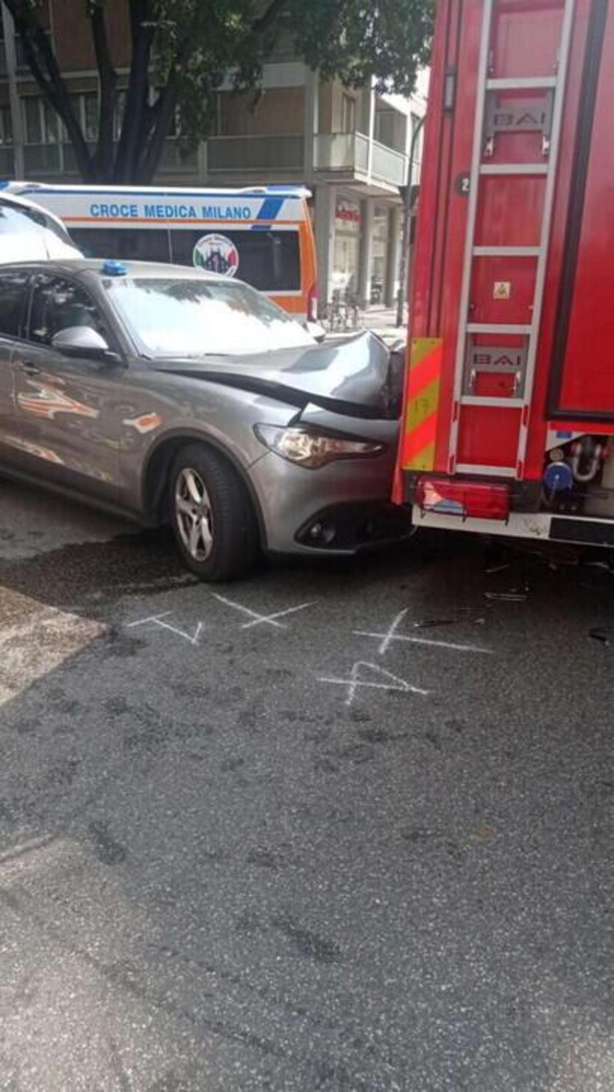 L&#039;incidente tra il Suv della scorta e il camion dei vigili del fuoco