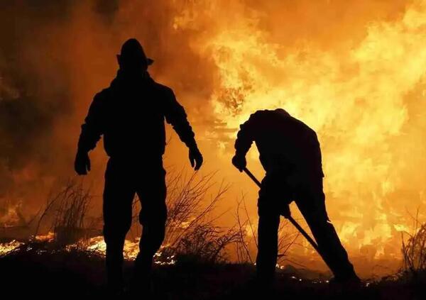 La Sicilia come Alcatraz. Tra le fiamme senz&rsquo;acqua e luce e con gli aeroporti bloccati: &egrave; diventata un&#039;isola dalla quale &egrave; impossibile evadere