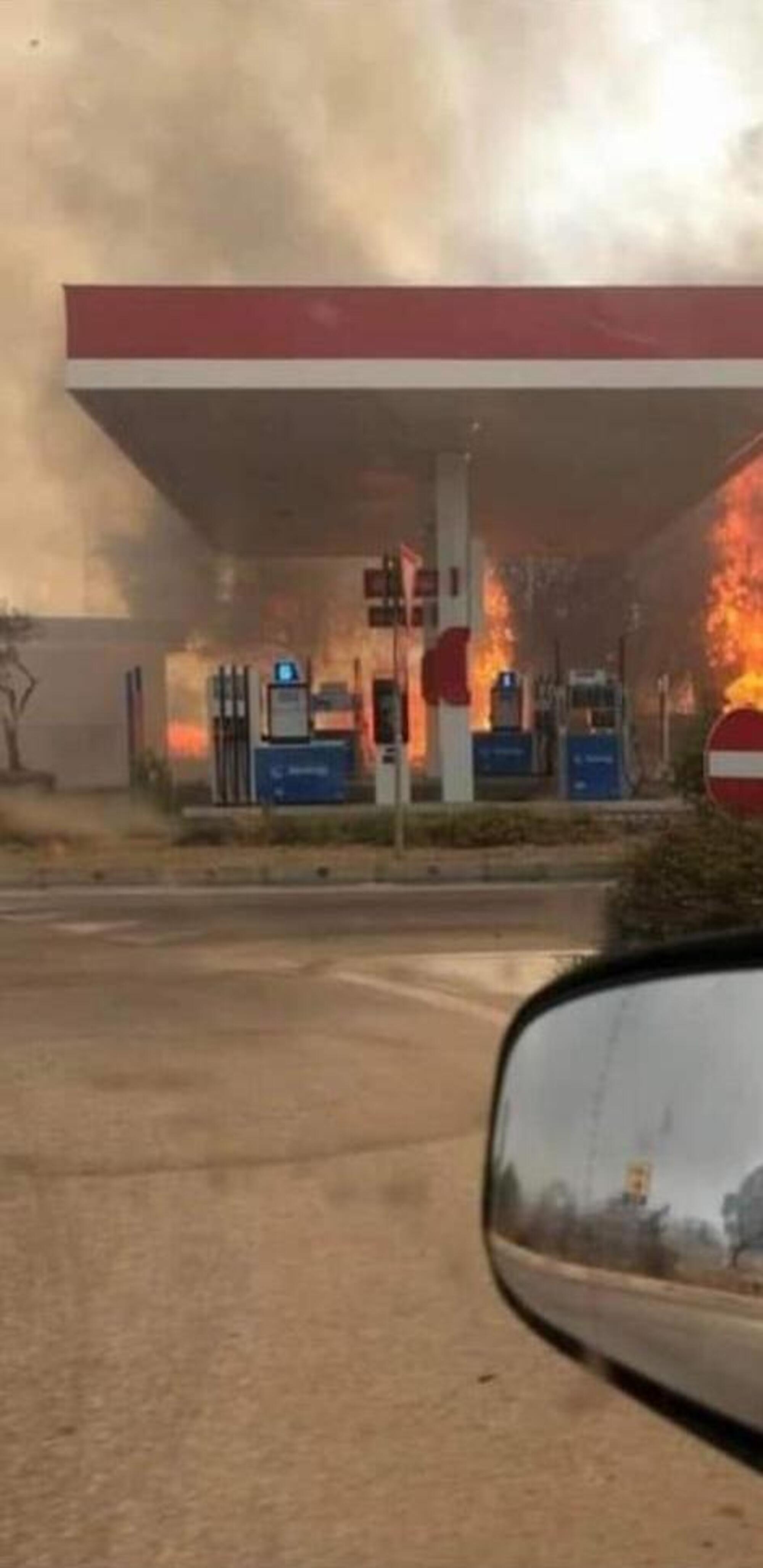 Una stazione di servizio in fiamme nel siracusano