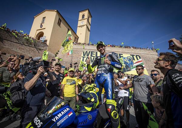 Valentino Rossi cala il tris: chiavi di Tavullia, gigantografia e n(u)ove t-shirt celebrative