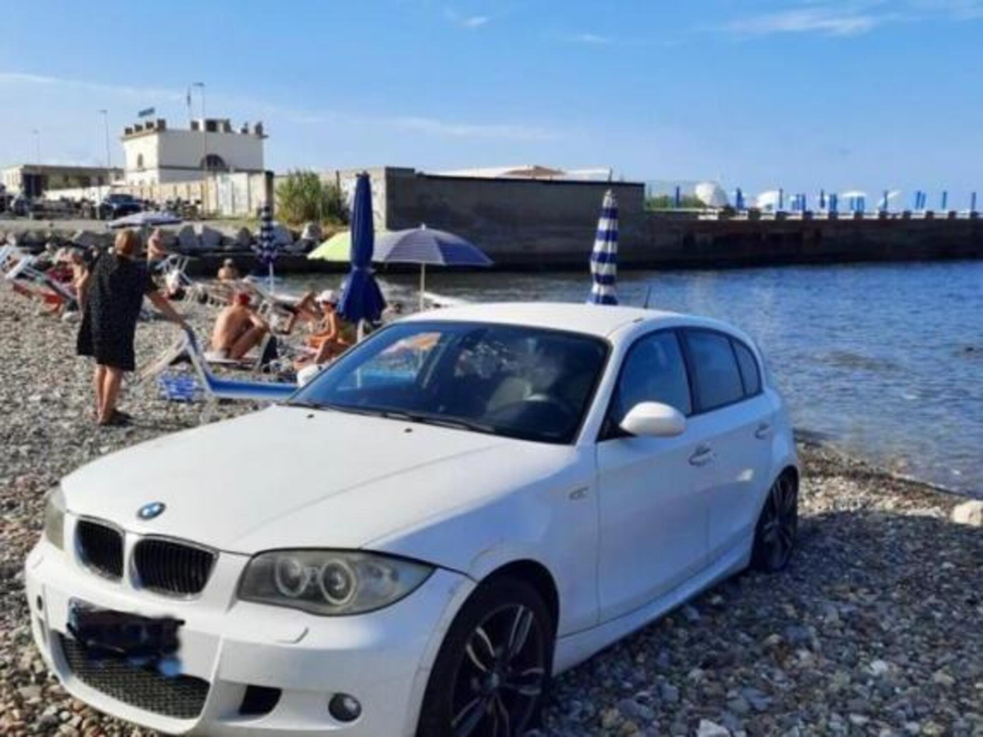 L&#039;auto lasciata in spiaggia