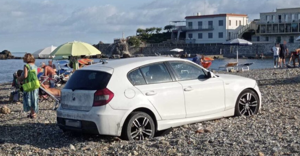 Parcheggia la Bmw in spiaggia e la lascia &ldquo;a fare l&rsquo;alba&rdquo; in riva al mare. Ma il finale non &egrave; molto romantico 