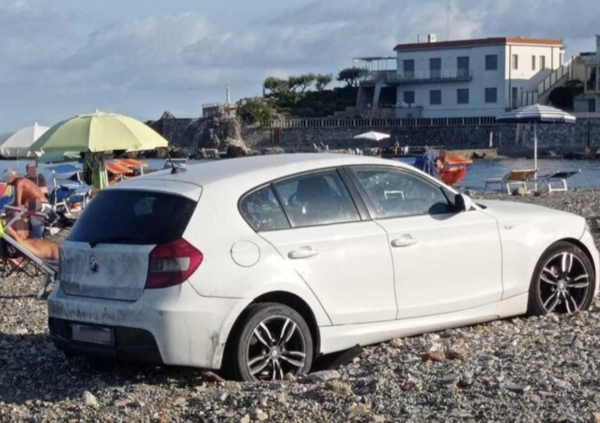 Parcheggia la Bmw in spiaggia e la lascia &ldquo;a fare l&rsquo;alba&rdquo; in riva al mare. Ma il finale non &egrave; molto romantico 