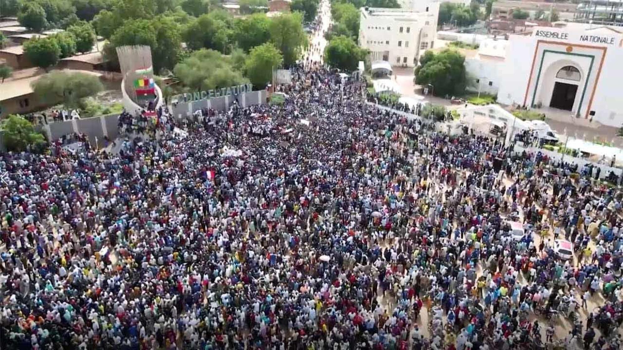 La folla che ha protestato di fronte all&#039;ambasciata francese in Niger