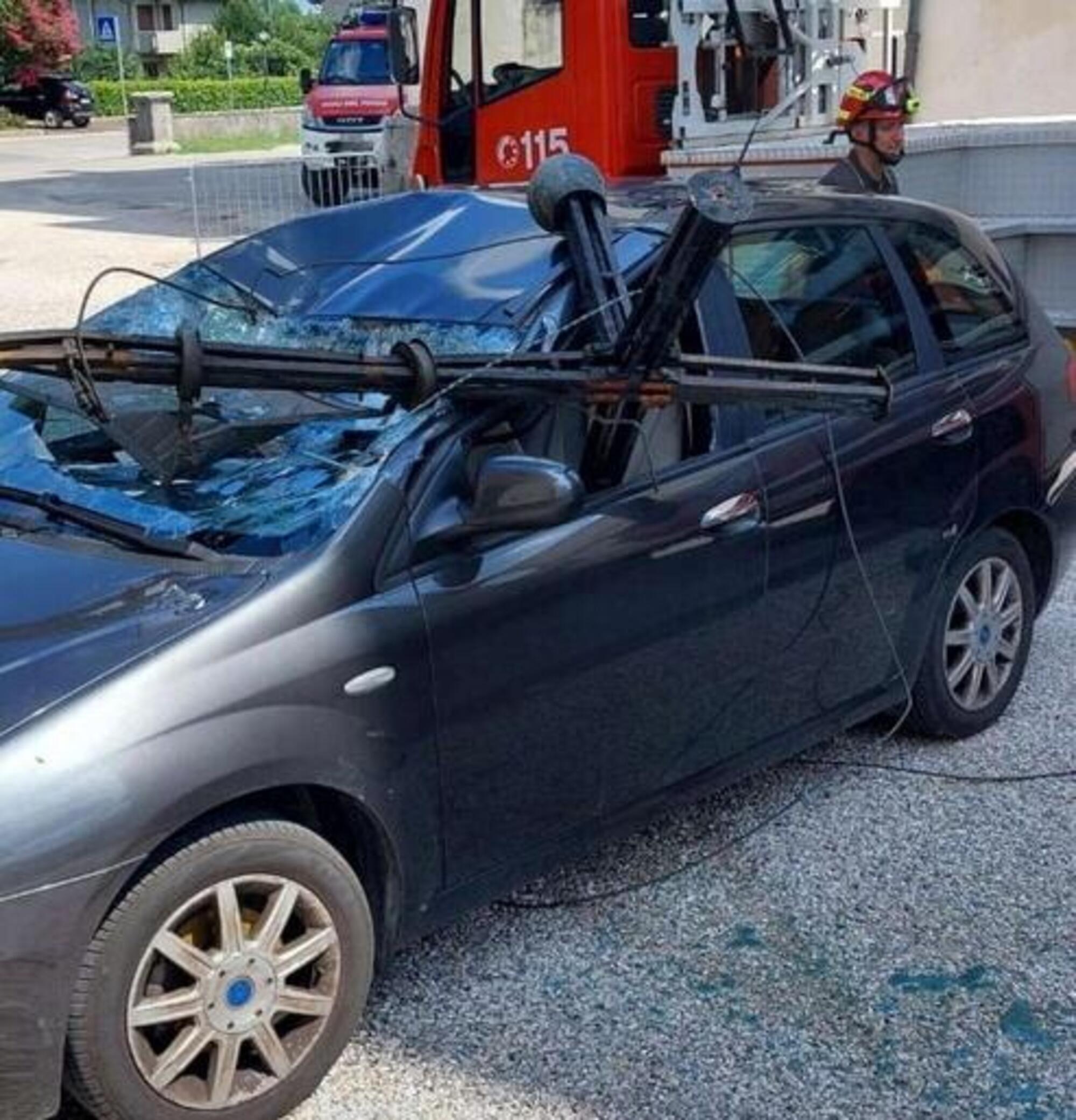 L'auto del parroco distrutta dalla croce