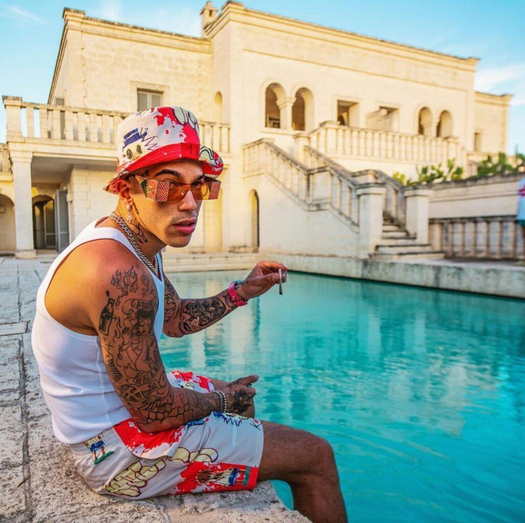 Sfera Ebbasta villa piscina