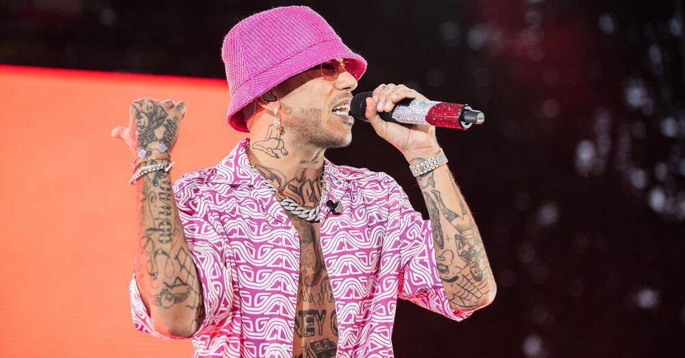 Sfera Ebbasta sa cantare benissimo. S&igrave;, come un cane