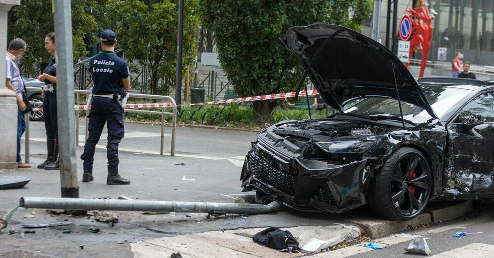 Schianto tra auto a Milano: 18enne a piedi travolto e schiacciato contro palo. Malore per i genitori