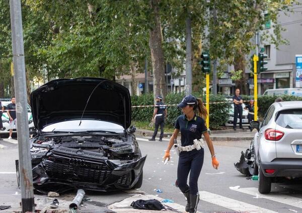 Schianto tra auto a Milano: 18enne a piedi travolto e schiacciato contro palo. Malore per i genitori