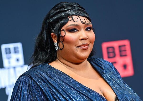 Lo strano caso di Lizzo, da paladina contro il bodyshaming all&rsquo;accusa di aver discriminato per il peso