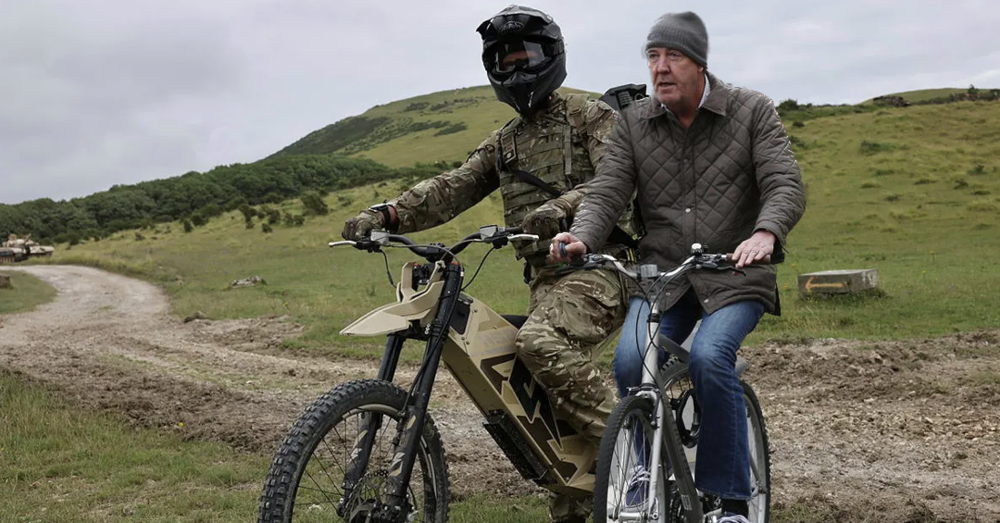 Clarkson sulle bici elettriche  &ldquo;green&rdquo; al posto dei carri armati: &ldquo;Perch&eacute; non i cavalli? E invece dei fucili magari le spade&rdquo;