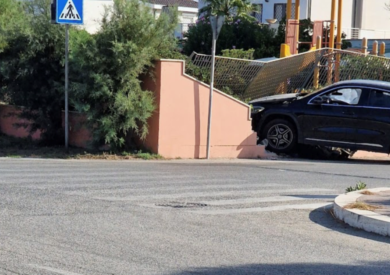 Ruba il Suv del &ldquo;papi&rdquo; e si schianta contro un albergo. Il quattordicenne era in diretta su Instagram