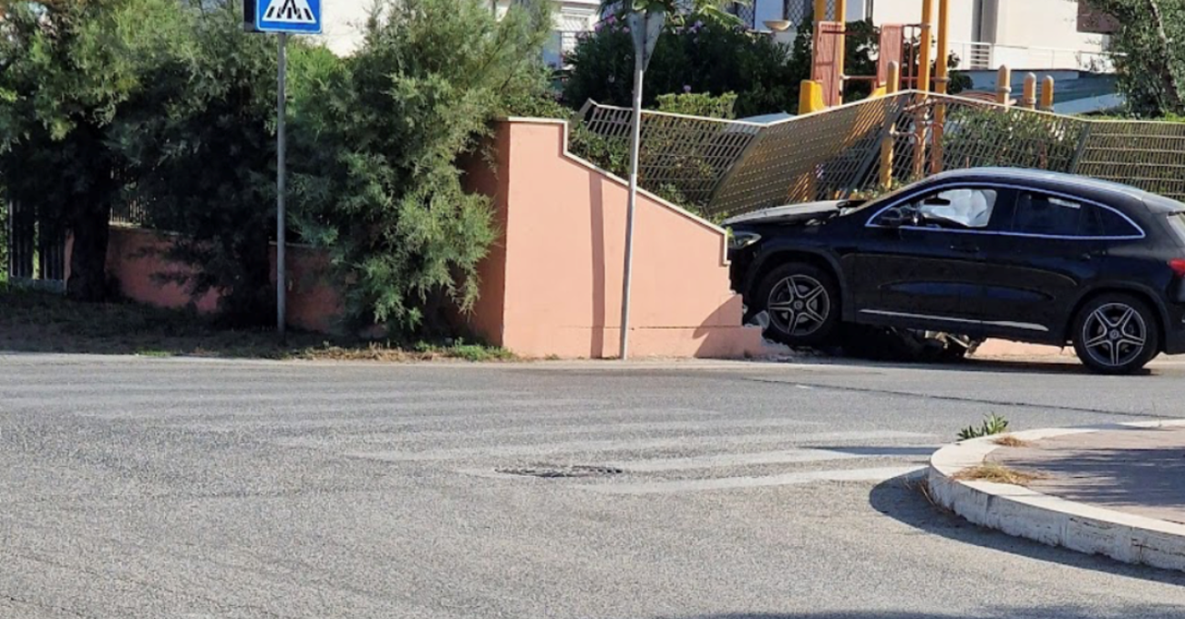 Ruba il Suv del &ldquo;papi&rdquo; e si schianta contro un albergo. Il quattordicenne era in diretta su Instagram