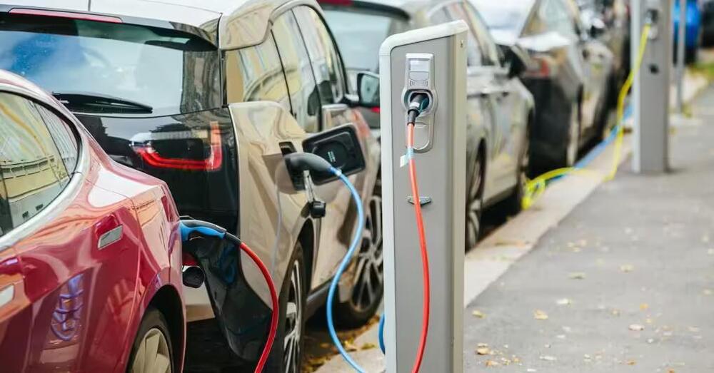 Ecco come le auto elettriche potranno essere un problema per... i pedoni