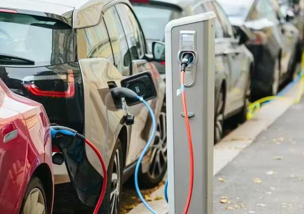 Ecco come le auto elettriche potranno essere un problema per... i pedoni