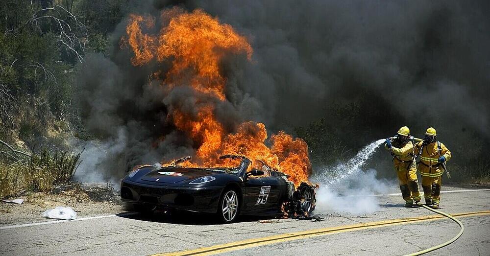 I vigili del fuoco ammettono: le auto elettriche prendono fuoco spontaneamente